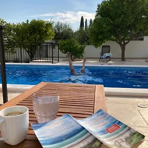 Villa Vlatino, Seget Vranjica