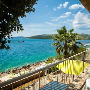 Villa Amarela, Seget Vranjica